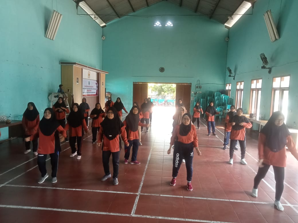 WARGA LANSIA DESA PRAMPELAN ANTUSIAS IKUTI SENAM RUTIN